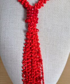Collar Rojo con Nudo y Perlas Brillantes