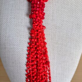 Collar Rojo con Nudo y Perlas Brillantes