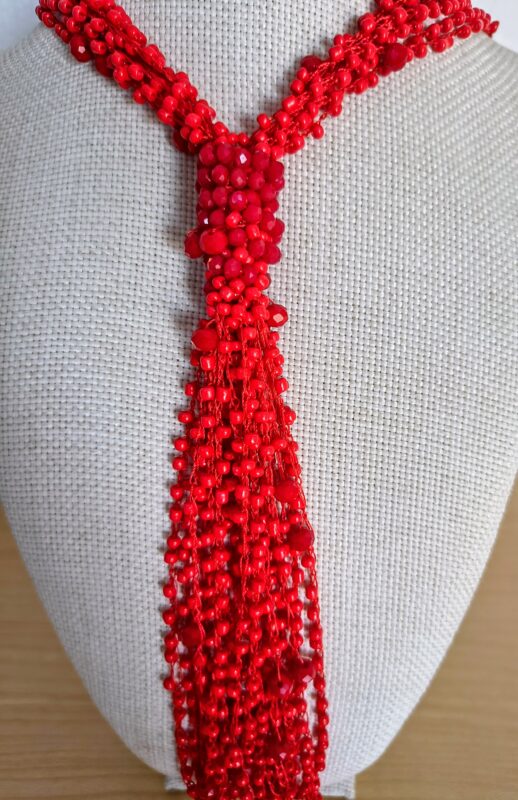 Collar Rojo con Nudo y Perlas Brillantes