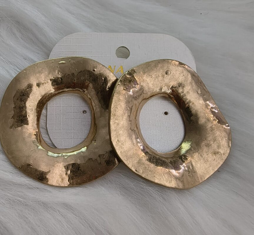 Pendientes de aro dorado originales para eventos y looks