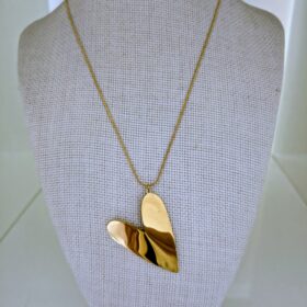 Collar Corazón Dorado Grande con Cadena Fina Elegante