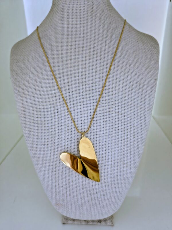 Collar Corazón Dorado Grande con Cadena Fina Elegante