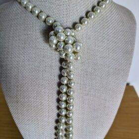 Collar Largo de Perlas Disponible en Blanco y Rojo