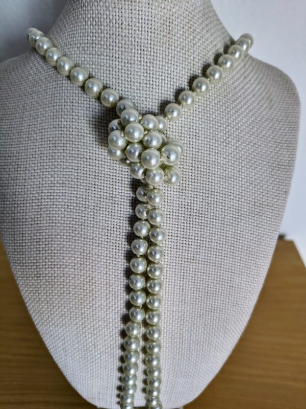Collar Largo de Perlas Disponible en Blanco y Rojo