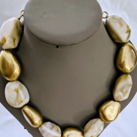 Collar de Perlas Beige y Dorado Elegante