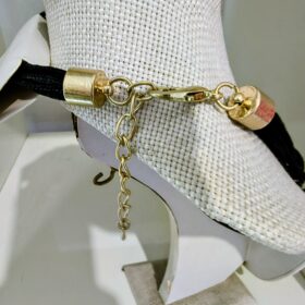 Collar Dorado Caracol con Cordón Negro Elegante