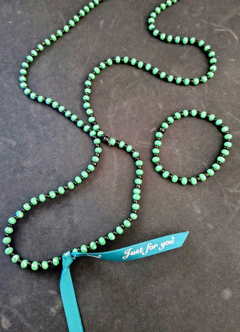 Collar Largo de Perlas Turquesa y Negras con Pulsera Elegante