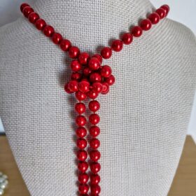 Collar Largo de Perlas Disponible en Blanco y Rojo