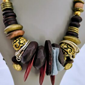Collar Granate de Madera y Metal Dorado Vintage Original