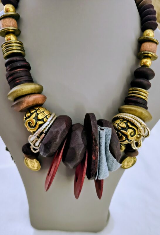 Collar Granate de Madera y Metal Dorado Vintage Original