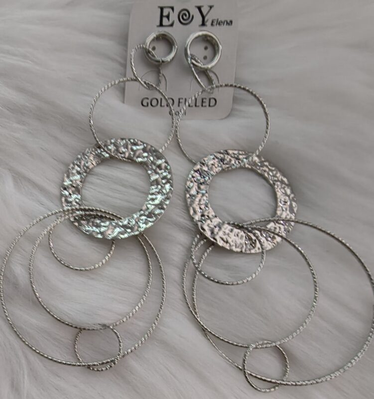 Pendientes Largos Plateados de Aros Originales y Ligeros