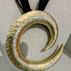 Collar Dorado Caracol con Cordón Negro Elegante